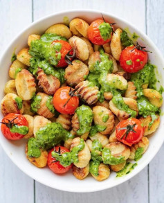 Check out this easy Roasted Gnocchi Burst-Tomato Pasta with Cashew Pesto by @cookingforpeanuts 😋🌱