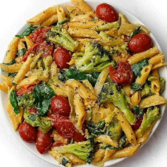 Cheesy Penne with Cherry Tomatoes, Spinach and Broccoli! 🥦