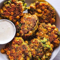 Cheezy chickpea broccoli fritters