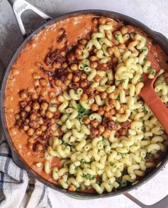 Chickpea Paprikash w/ Buttery Parsley Noodles 🌱