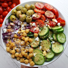 Chickpea salad with roasted red pepper dressing