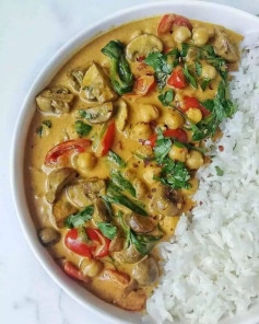 Chickpea, Spinach & Mushroom Curry 🌿🍃 Sharing this delicious curry that is on the table in less than 30 minutes 🌿🍃👍