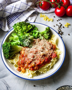 chickpea-tomato pasta with steamed broccoli 💛