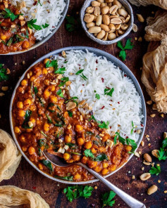 Chickpea, Tomato & Spinach Curry with fluffy rice, toasted peanuts and coriander 🙌🏻😋