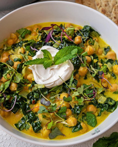 𝗖𝗛𝗜𝗖𝗞𝗣𝗘𝗔𝗦 𝗪𝗜𝗧𝗛 𝗖𝗢𝗖𝗢𝗡𝗨𝗧 & 𝗧𝗨𝗥𝗠𝗘𝗥𝗜𝗖 chickpeas with coconut & turmeric