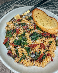 Chorizo and Kale Pasta 🤤 I’ve had some kale in my fridge and I’ve been trying to think of different ways to use it. I’ve never used kale in pasta but this was really nice!