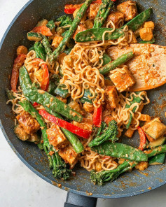 Comforting & delicious Satay Tofu Noodle Stir Fry with all the veggies stir fried in a creamy, flavourful, easy to make satay sawce! 💚