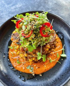 Corn fritters with smashed avo and a leftover Romanesco sauce which I had made for a pasta dish 🌽🥑 Vegan brunch fit for kings