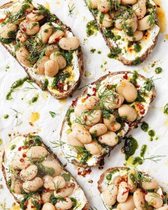 Craving a quick and delicious meal?😋 Look no further than HERBY OIL BUTTERBEANS ON TOAST