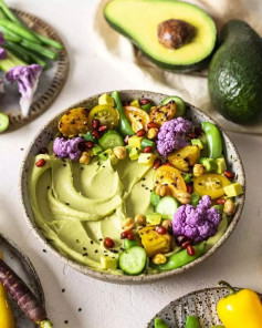 CREAMY AVOCADO HUMMUS