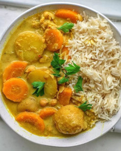 CREAMY COCONUT, CHICKPEA & POTATO CURRY 💛