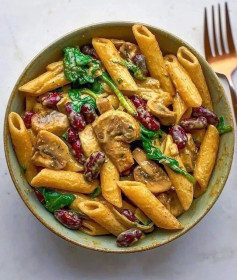 Creamy Curry Pasta with mushrooms, spinach & red kidney beans