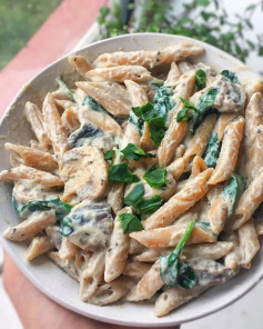 Creamy Garlic & Mushroom Pasta with spinach! Honestly I LOVE this pasta so much! The sawce is so creamy, light & tasty! 💚⁣