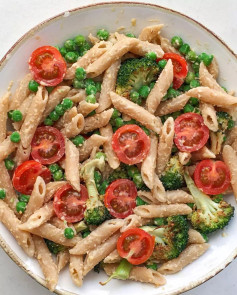 CREAMY HUMMUS PASTA with peas, roasted broccoli and cherry tomatoes! 😋