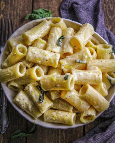 Creamy Lemon Garlic Pasta 🍋⁣