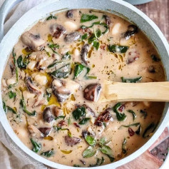 Creamy Mushrooms with Sun-Dried Tomatoes, Spinach and White Beans!