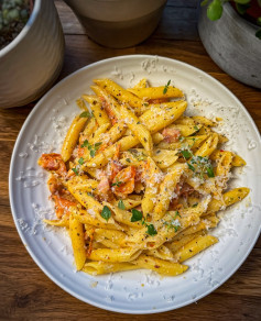 Creamy Penne Pasta with Pancetta & Tomato 🥊