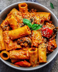 Creamy Red Pepper & Mushroom Rigatoni 🍝⁣