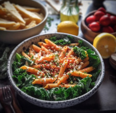 Creamy Roasted Red Pepper Penne with Galicky Kale 😋