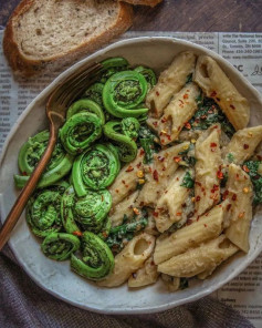 Creamy Spinach Penne with Steamed Fiddleheads 🌿⁣