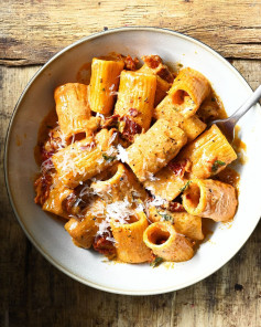 Creamy sun-dried tomato rigatoni. Besides being immensely delicious and incredibly easy to make, this recipe is ready in 15 minutes