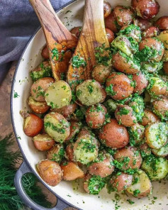 Crispy Herb Potatoes by livinlaveganlife 💚🥔⁣