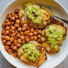 Crispy smashed potatoes with avocado and BBQ chickpeas🌱