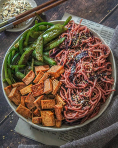 Crispy Tofu & Sugar Snap Pea Noodle Bowl🌿⁣