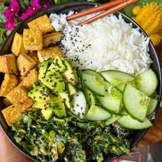 CRISPY TOFU WITH SPICY CHILI MANGO MASSAGED KALE 🥬