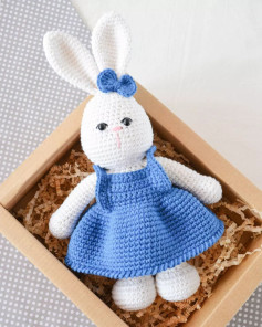 crochet pattern bunny in a dress with a bow