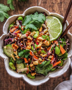 Crunchy Peanut Soba Noodle Salad 🌱⁣