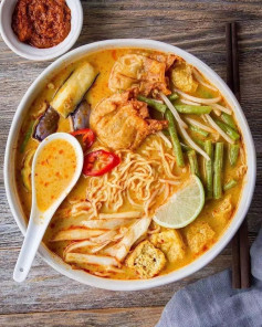 Curry Laksa noodles 😋 So flavourful and fragrant! Whod love some of these noodles? Get the recipe below!