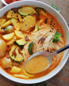 🍜 Curry Noodle Soup with Summer Vegetables