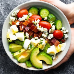 Delicious Cobb Salad Recipe! With bacon, hard boiled eggs, blue cheese, avocado and a red wine vinaigrette, it is FANTASTIC! 🥗🤩👌😋