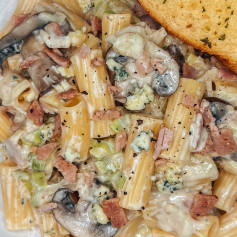 Do you like blue cheese? 🧀💙 Well if so, you’ll love this blue cheese pasta with leek, mushrooms and bacon bits. Swipe to zoom into all the goodness!