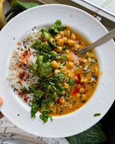 EASY COCONUT CHICKPEA CURRY 💥 served with rice, fresh coriander and a good drizzle of chilli oil