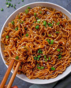 🍜 easy saucy ramen noodles 📷 by @thefoodietakesflight 🌿🌿 these are already so good as is but you can also of course mix some tofu or veggies of your choice!⠀⠀