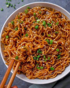 🍜 easy saucy ramen noodles 📷