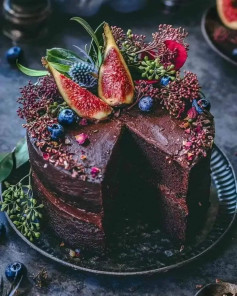 💫🌳 Enchanting Chocolate Forest Cake with a lush chocolate coconut buttercream. 🌳 💫