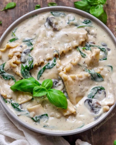 extra creamy One-Pot White Lasagna Soup with Spinach and Mushrooms