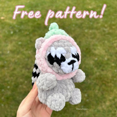 Free pattern! Baby strawberry raccoon 🍓 🦝