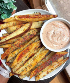 Garlic Fries + Vegan Chipotle Aioli🍟