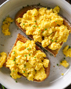 Garlicky Cottage Cheese Scrambled Eggs