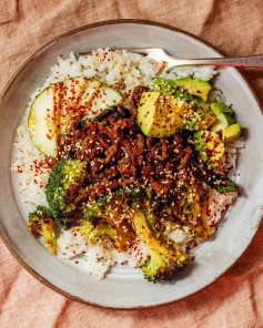 gochujang beef and broccoli! easy breezy and super tasty 🥦