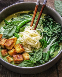 Green Curry Tofu Noodle Bowl 🌿⁣⁣⁣