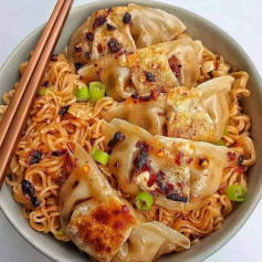 Gyoza and Chilli Soy Noodle Soup - totally delicious, totally comfort😍 Recipe below