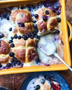 Happy Easter 🐣 Hot cross buns pudding with Cardamom custard 🥰