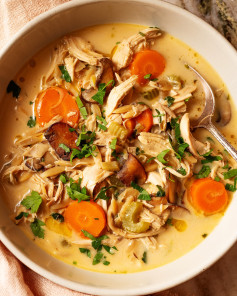 Happy Saturday 💕 need a soup recipe? This lemon-tahini chicken soup