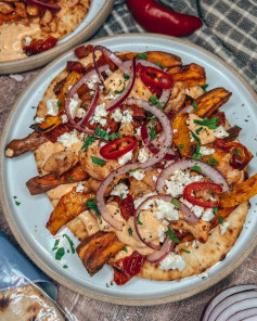 Harissa Chicken, Chorizo and Roasted Veg Flatbread 🌶️🍗 I’ve not had a fully loaded flatbread in a long time and I forgot how amazing these were!