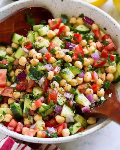 🥗 Healthy Chickpea Salad by @cookingclassy.